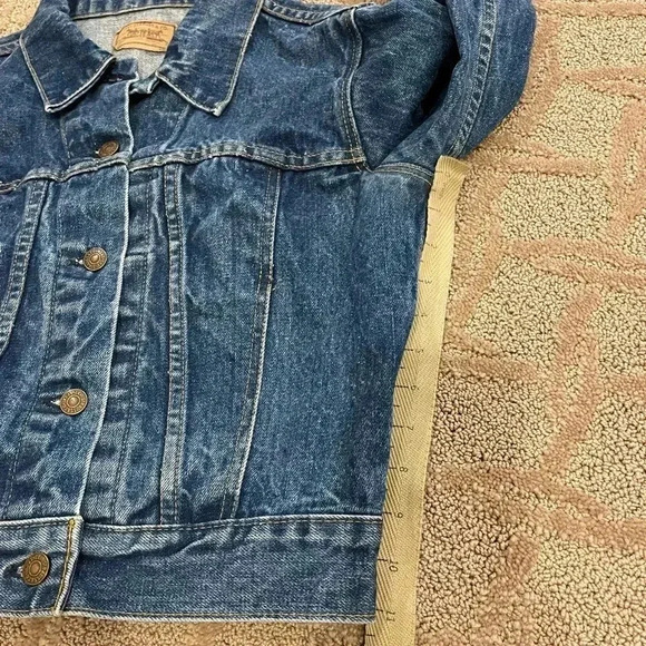 Vtg Levi’s Jean Jacket  - Made in Canada - Picture 5 of 9